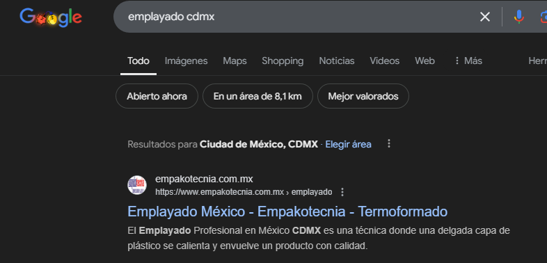 Cliente satisfecho recibiendo resultados de su estrategia de posicionamiento SEO personalizada.